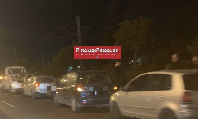 Τροχαίο στην παραλιακή: Oυρές χιλιομέτρων - Ένας τραυματίας (pics)