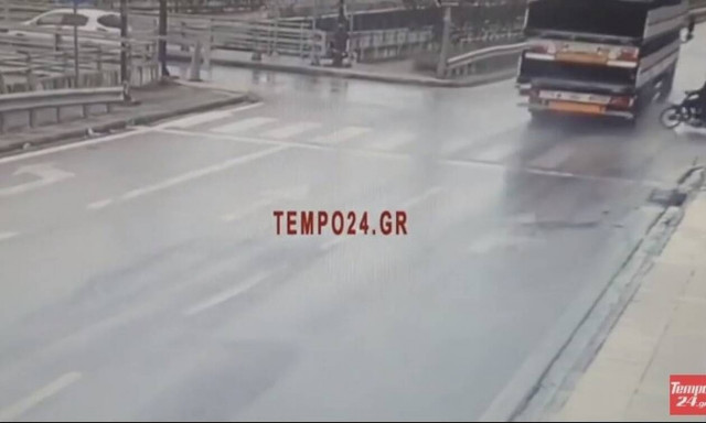 Πάτρα - Σοκαριστικό βίντεο: Δικυκλιστής «καρφώθηκε» στο πίσω μέρος νταλίκας