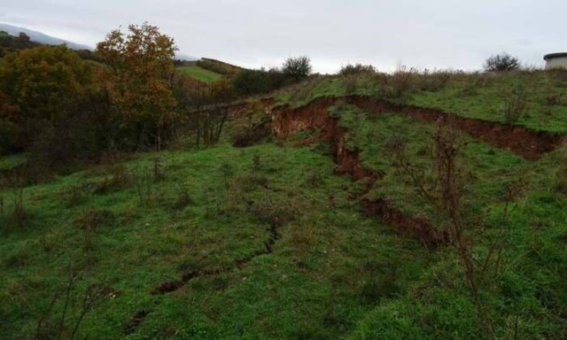Εικόνες Αποκάλυψης στην Ελασσόνα: «Σκίζεται» η γη στα δυο! (pics)