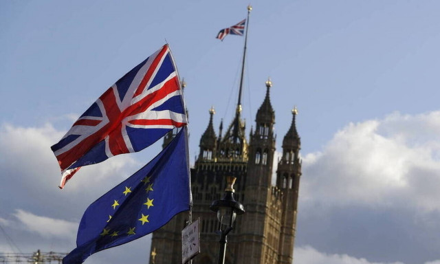 Βρετανία: Στενεύει το προβάδισμα των Συντηρητικών έναντι των Εργατικών