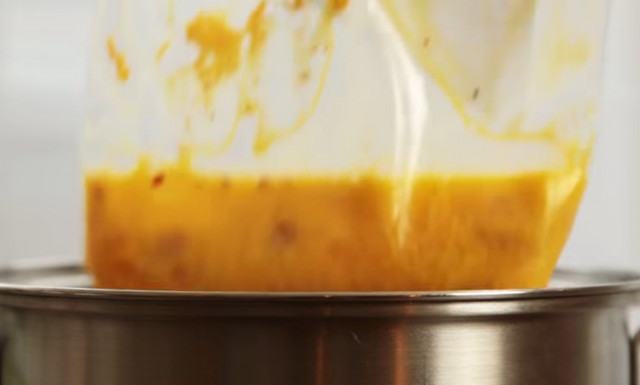 Έβαλε σακούλα με αυγά σε καυτό νερό - Μόλις δείτε γιατί θα το λατρέψετε! (vid)