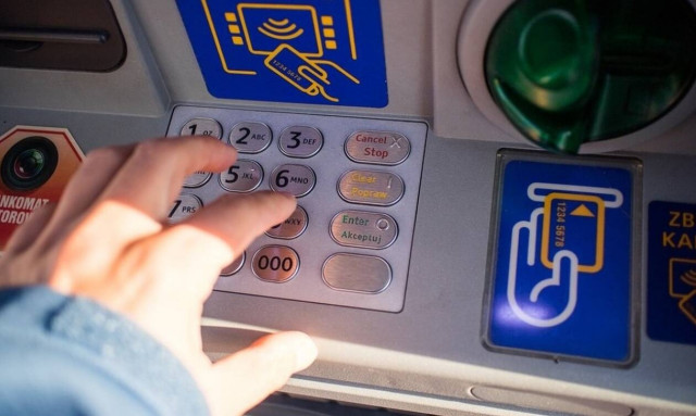 Ιστορία τρέλας: Πώς έχασε 230.000 ευρώ για ένα λάθος στην τράπεζα (pics)