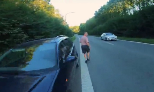 Οδηγός σταματάει τα αμάξια και αυτό που κάνει είναι υπέροχο! Δείτε το βίντεο 