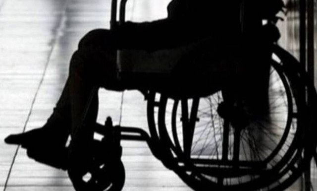 Συγκλονιστικό: Μάγκας νεαρός χορεύει ζεϊμπέκικο με το καροτσάκι του (video)