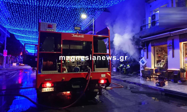 Βόλος: Κάηκε ολοσχερώς κατάστημα κινητής τηλεφωνίας