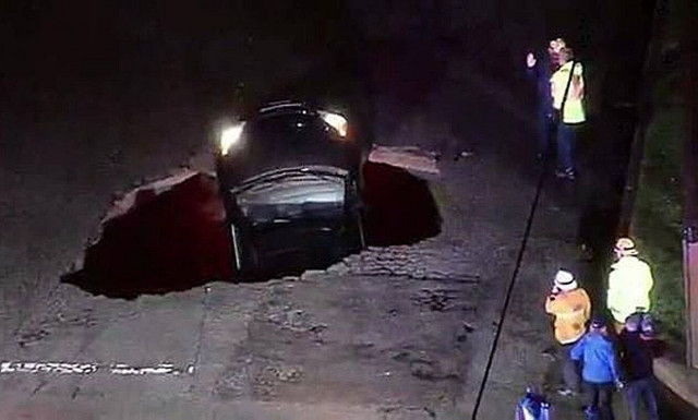 Πήρε αποζημίωση 4 εκατ. δολάρια επειδή την κατάπιε ο δρόμος