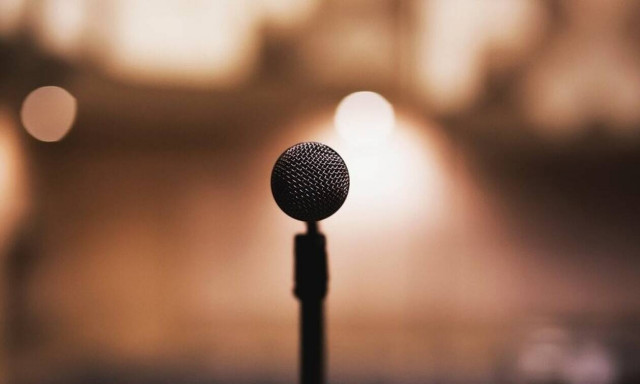 ΣΟΚ: Σε όργιο με 30 άτομα κόρη πασίγνωστης τραγουδίστριας (pics)