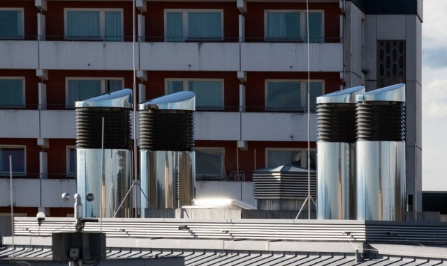 Απίστευτο ατύχημα: Άνδρας κόλλησε σε αεραγωγό - Δείτε πώς σώθηκε (pics)