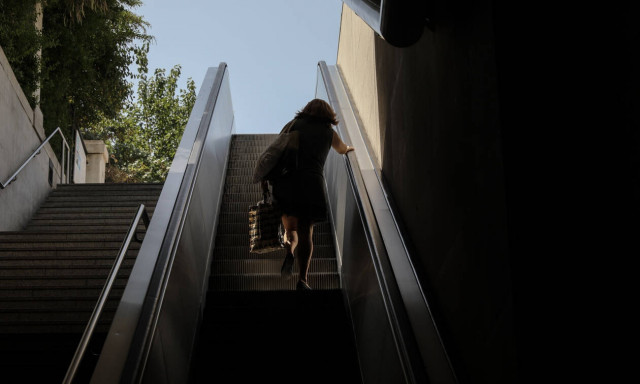 Εικόνες - σοκ στο Μετρό του Συντάγματος: Αίματα και σπασμένα γυαλιά για μία θέση (pics)