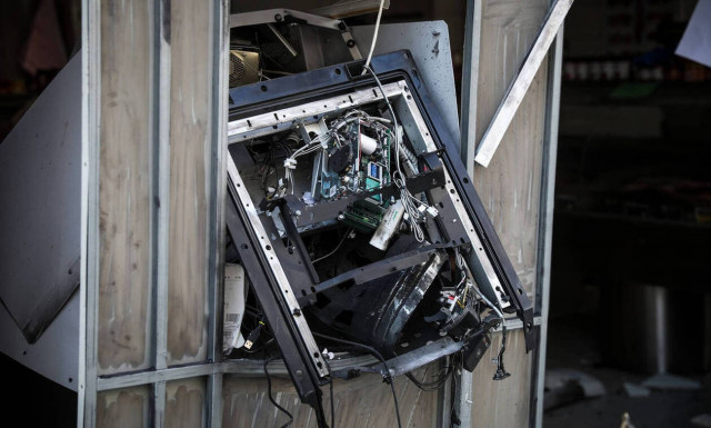 Έκρηξη σε ATM στην Ανάβυσσο - Πήραν τα χρήματα και εξαφανίστηκαν (vid)