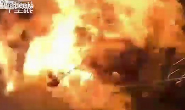 Ντοκουμέντο: Μητέρα σώζει το παιδί της δευτερόλεπτα πριν εκραγεί η κουζίνα (vid)