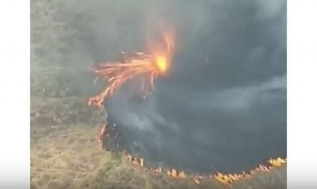 Απίστευτο βίντεο: Ανεμοστρόβιλος φωτιάς κατακαίει την Αυστραλία