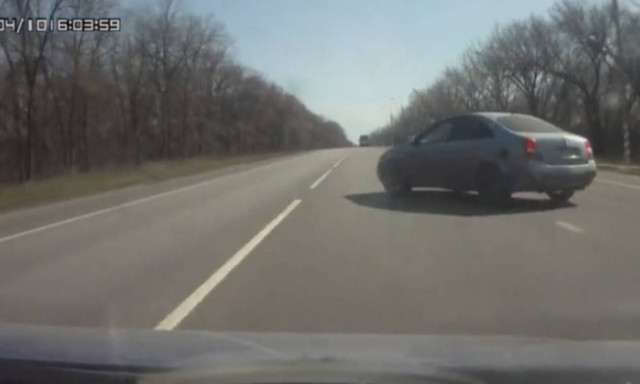 Οδηγός - εγκληματίας κάνει αναστροφή πάνω στην εθνική! (vid)