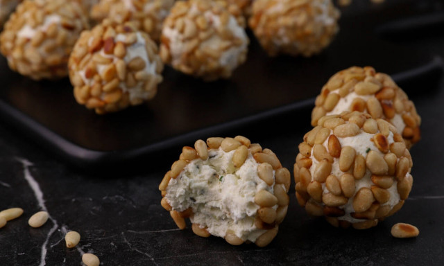 Η συνταγή της ημέρας: Τυρομπαλάκια με κουκουνάρι