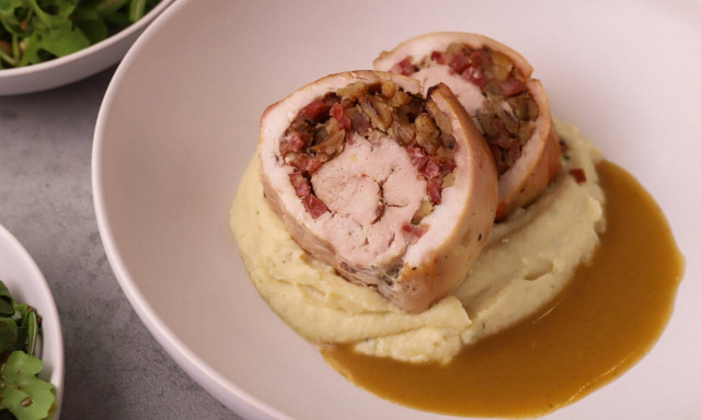 Η εορταστική συνταγή της ημέρας: Γεμιστό στήθος γαλοπούλας με κάστανα και σταφίδες