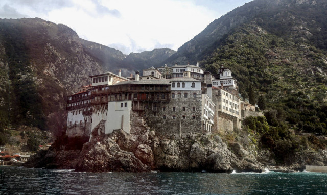 Θρίλερ στο Άγιο Όρος: «Βουτιά» θανάτου για 28χρονο - Κρατούσε αγκαλιά μια εικόνα της Παναγίας