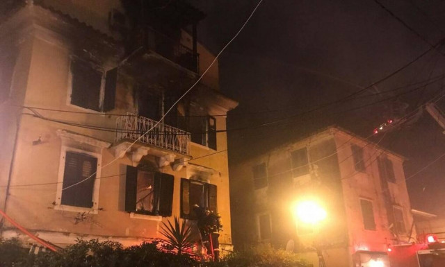 Φωτιά Κέρκυρα: Αγωνία και για τη μάνα που πήδηξε από μπαλκόνι για να σωθεί από τις φλόγες