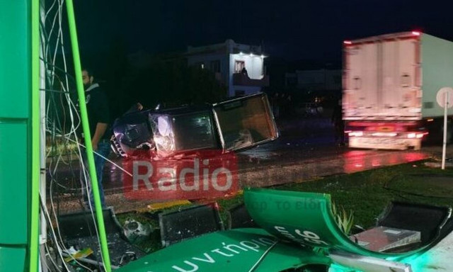 Κρήτη: Αγροτικό «καρφώθηκε» σε βενζινάδικο - Χαροπαλεύει ο συνοδηγός (pics)