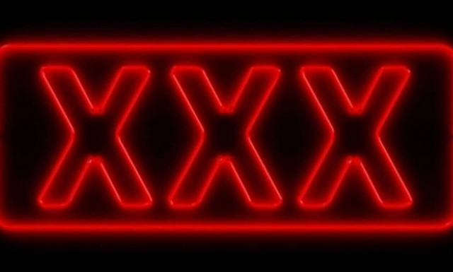 Έκαναν δώρο... στρίπερ σε 89χρονη – Η αντίδρασή της του άφησε όλους άφωνος (pics)