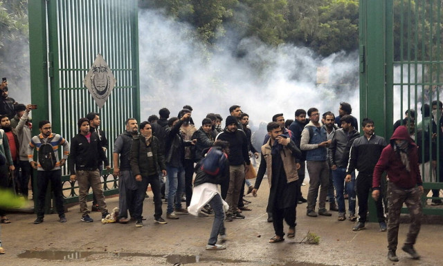 Ινδία: Έξι νεκροί από τις διαδηλώσεις κατά του νόμου περί ιθαγένειας - Αποκλείουν τους μουσουλμάνους