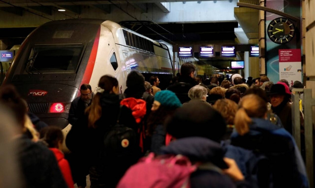 Γαλλία: 10η ημέρα απεργίας κατά της μεταρρύθμισης των συντάξεων