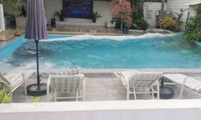 Τρομακτικό βίντεο: Τσουνάμι σε... πισίνα από τον ισχυρό σεισμό στις Φιλιππίνες (vid)