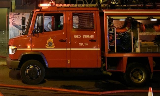 Φωτιά σε εγκαταλελειμμένο κτήριο στην Ερμού