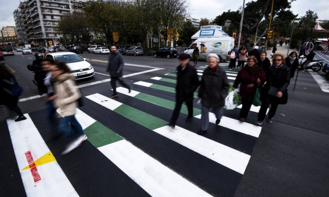 Θεσσαλονίκη: Οι διαβάσεις πεζών… στολίστηκαν στο πνεύμα των Χριστουγέννων (pics)