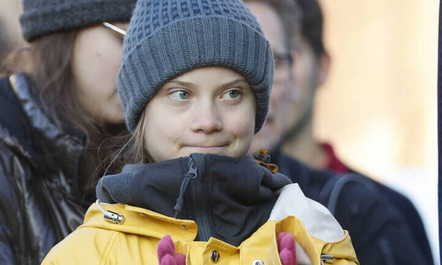 «Χαμός» στα social media: Η Γκρέτα Τούνμπεργκ ταξίδεψε στο πάτωμα ή στην πρώτη θέση;