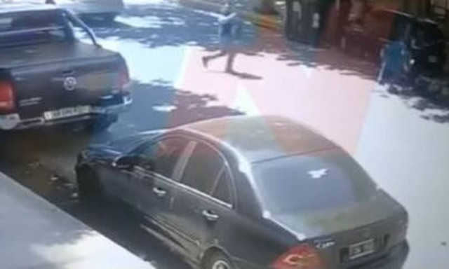 Φρίκη: Καρέ-καρέ η εκτέλεση Άγγλου εκατομμυριούχου στη μέση του δρόμου – ΣΚΛΗΡΕΣ ΕΙΚΟΝΕΣ (pics -vid)