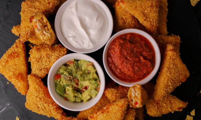 Συνταγή για τραγανές μπουκίτσες κοτόπουλου παναρισμένες με nachos