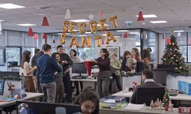 Secret Santa: Ποιο είναι το έθιμο που «ξυπνάει» μέσα μας το πνεύμα των Χριστουγέννων;