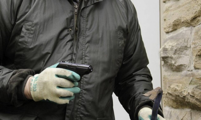 Μπούκαρε σε σπίτι γνωστού μοντέλου και την βρήκε... γυμνή (pics)