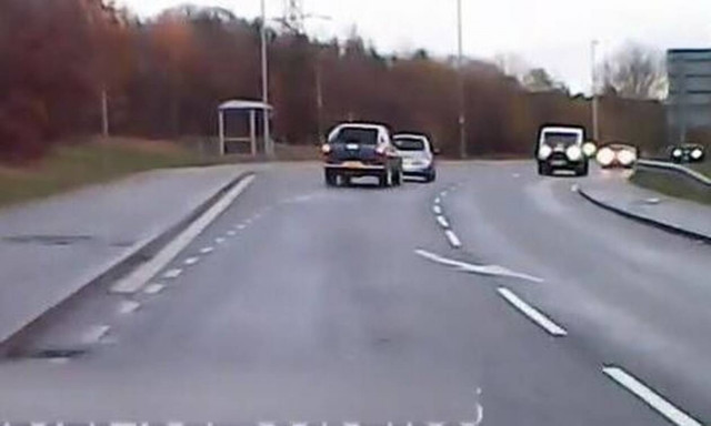 Χαμός σε λεωφόρο: Δείτε τι έκανε νταής οδηγός – «Πάγωσαν» όσοι περνούσαν από το σημείο (pics)