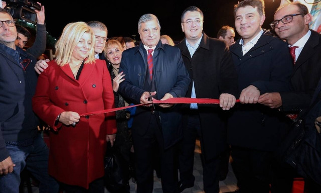 Χριστούγεννα 2019: Φωταγωγήθηκε το δέντρο στο Πεδίον του Άρεως (pics)