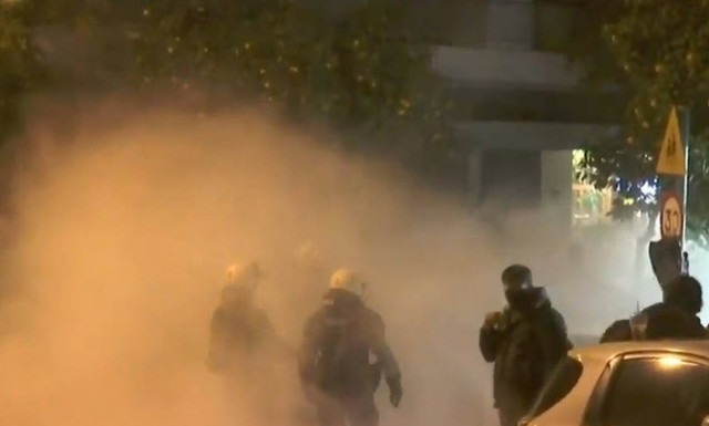 Χειροβομβίδες κρότου-λάμψης στην επιχείρηση εκκένωσης της ΕΛ.ΑΣ. στο Κουκάκι