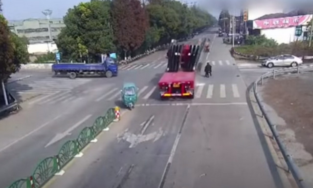 Τρομακτικό ατύχημα: Γυάλινα πάνελ καταπλάκωσαν οδηγό μηχανής (vid)