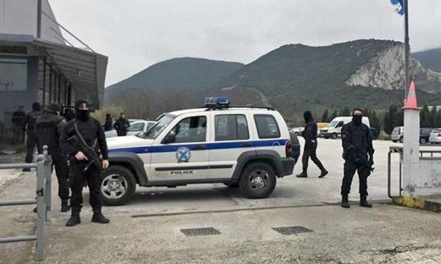 Καβάλα: Μεγάλη αστυνομική επιχείρηση-Αναζητούν 4,2 εκατ. ευρώ σε προαύλιο αντιπροσωπείας αυτοκινήτων