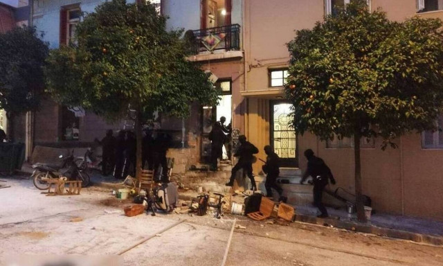 Κουκάκι: Ελεύθεροι και οι εννέα συλληφθέντες - ΕΛ.ΑΣ.: Η γυναίκα δεν χτυπήθηκε από πλαστική σφαίρα