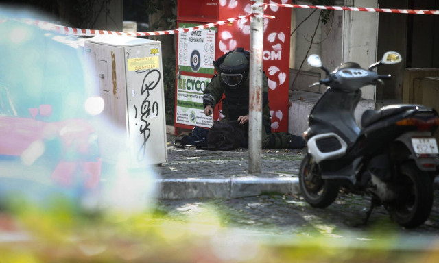 Ύποπτο αντικείμενο στο Κολωνάκι: Πραγματοποιήθηκε ελεγχόμενη έκρηξη (pics)