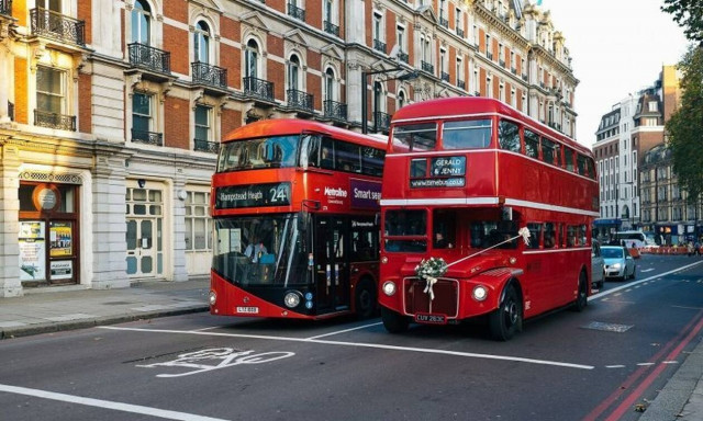 Σάλος: Ακόλαστο ζευγάρι έκανε σεξ μέσα σε γεμάτο λεωφορείο (pics)