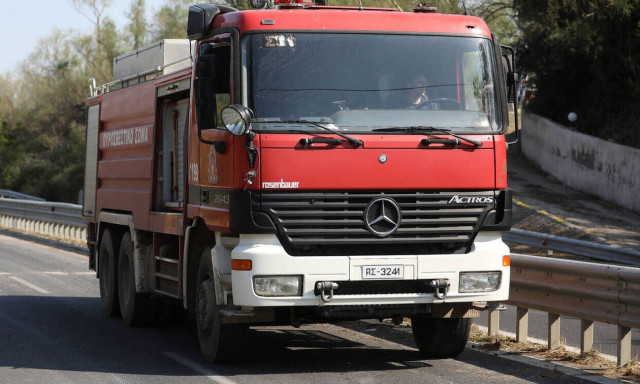 Ηράκλειο: Στις φλόγες συνεργείο μοτοποδηλάτων στο κέντρο του Ηρακλείου
