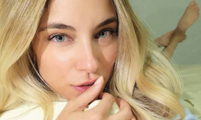 Δούκισσα Νομικού: Μας έδειξε πώς θηλάζει την μπέμπα της (pics)