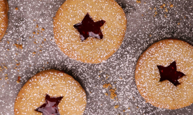 Η συνταγή της ημέρας: Μπισκότα με μαρμελάδα βατόμουρο