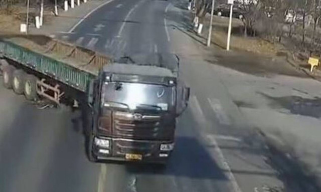 «Θαύμα»: «Μίλησε» με τον ...άγγελο του – Νταλίκα πέρασε πάνω από ποδηλάτη – ΣΚΛΗΡΕΣ ΕΙΚΟΝΕΣ (vid) 