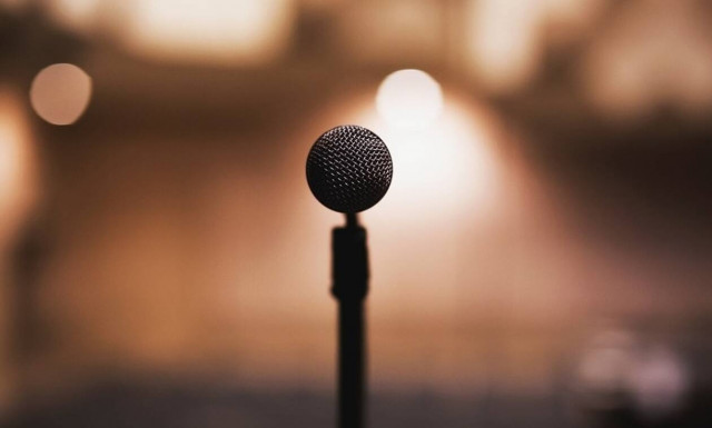 Απίστευτο: Πασίγνωστη τραγουδίστρια κάνει την γάτα - Πίνει γάλα με... αλκοόλ από μπωλ (pics)