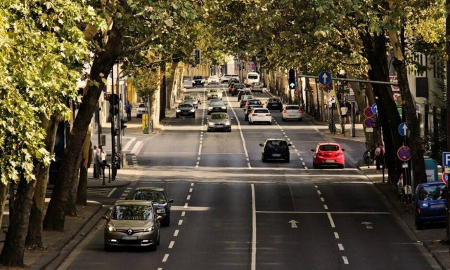Παγώνει το αίμα: Παιδάκι ανοίγει την πόρτα αυτοκινήτου και πέφτει στο δρόμο στις ρόδες λεωφορείου