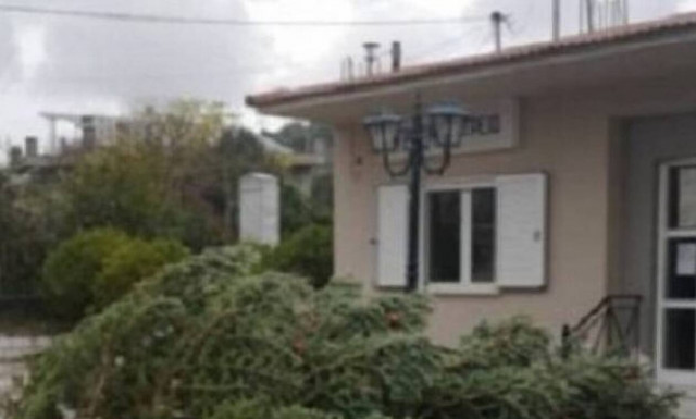 Κακοκαιρία: Ο αέρας ξήλωσε το χριστουγεννιάτικο δένδρο στη Ναύπακτο