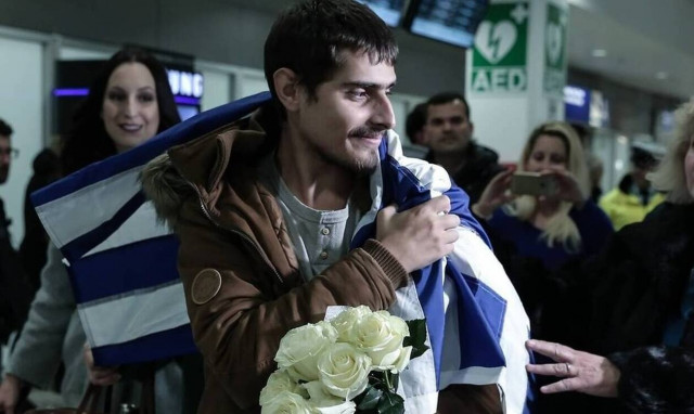 Συγκλονίζει ο 20χρονος ναυτικός: «Μας κρατούσαν πάνω σε δέντρα, τρώγαμε ωμό κρέας»