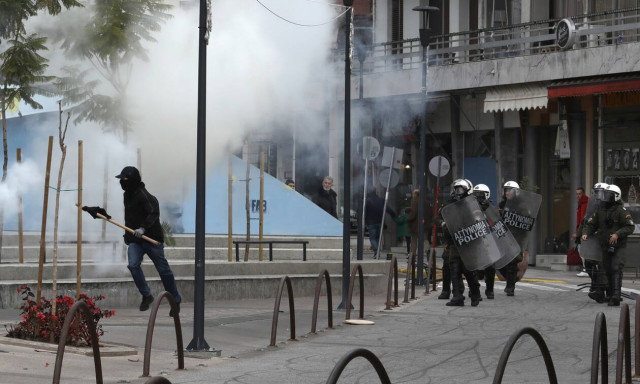 ΤΩΡΑ: Εικόνες σοκ από τα επεισόδια στο Μαρούσι - Τα έσπασαν όλα